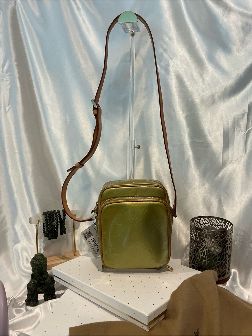Preloved EUC Louis Vuitton Light Green Vernis Crossbody w COA and LV Dustbag